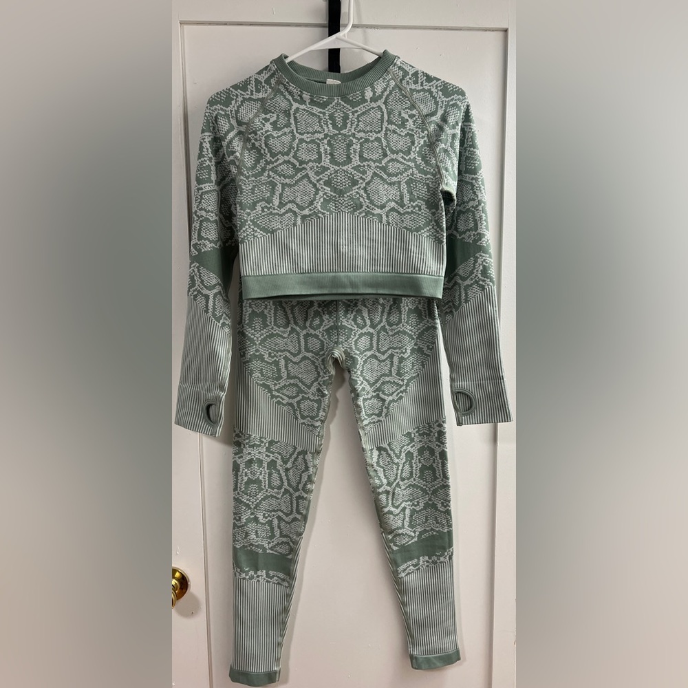 2pc cobra print work out outfit